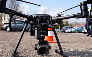 Policyjny dron kontroluje kierowców niedaleko Ełku